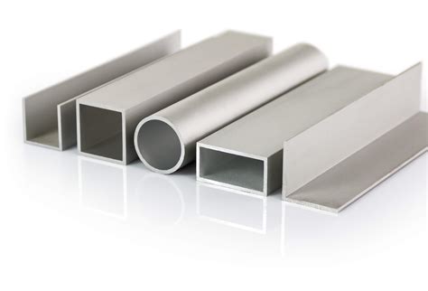 Illustratie van een afkortzaagmachine die aluminium profielen zaagt