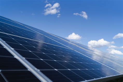 Informatiepaneel met de belangrijkste voordelen van dakverhuur voor zonnepanelen.