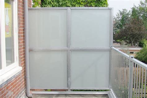 Voorbeeld van een lichtgewicht polyester balkon met een geïntegreerd privacyscherm.