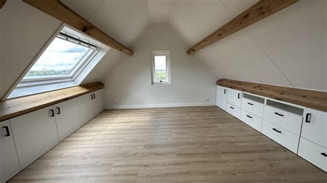 Modern thuiskantoor op zolder met veel licht en ergonomisch meubilair