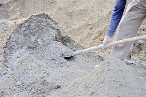 Gedetailleerde afbeelding van het mengen van Beton Cire componenten.
