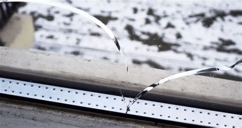 Illustratie die het ontstaan van thermische breuk in glas verklaart, met nadruk op temperatuurverschillen.