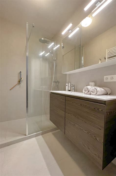 Voor- en nafoto van een kleine badkamer met een inloopdouche.