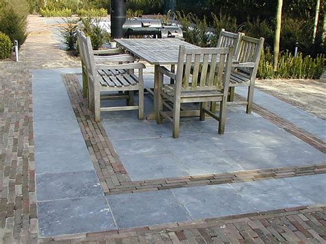 Oude boerderij met een terras van Chinees hardsteen