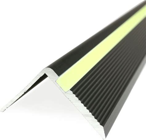 Close-up: Plaatsing van het aluminium trapneusprofiel