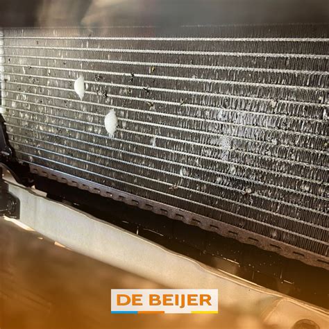 Detailfoto van een airco-condensor, met nadruk op de kwetsbare locatie achter de bumper