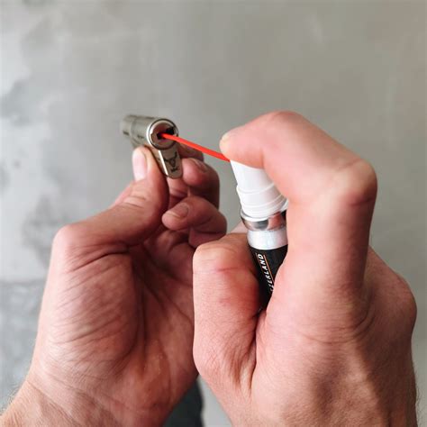 Diagram: schoonmaken en smeren van een cilinderslot