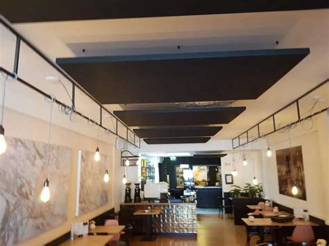 Voorbeelden van esthetisch aantrekkelijke plafondeilanden en plafondpanelen in diverse kleuren en vormen.