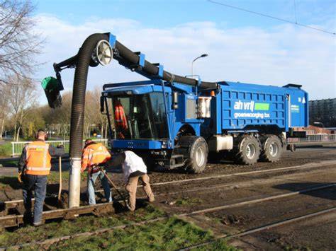 Zuigwagen en high lift in actie voor grindverwijdering