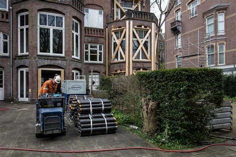 Een schone, goed onderhouden gevel die de historische waarde van een pand benadrukt.