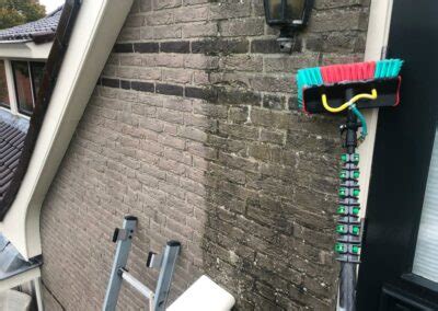 Visuele vergelijking van een gevel voor en na professionele reiniging.