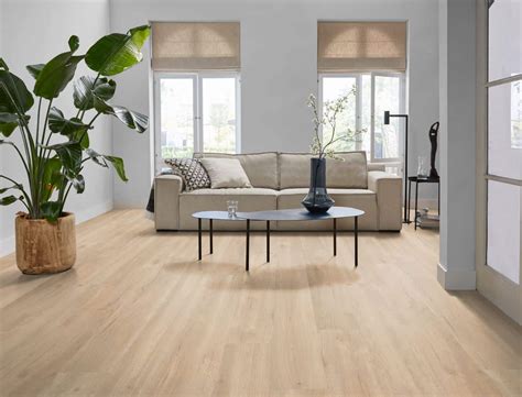 Een sfeervolle woonkamer met een naturel eiken laminaatvloer