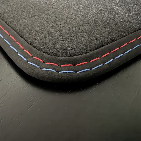Foto van een Jaguar interieur met op maat gemaakte rubberen vloermatten.