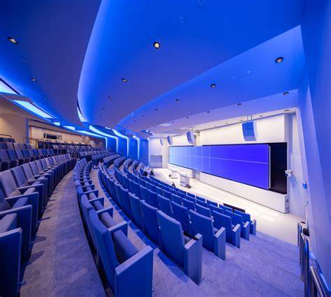 Afbeelding: plafondeiland en baffles in een auditorium
