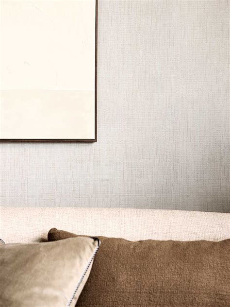 Illustratie van het reinigen van behang met een zachte doek