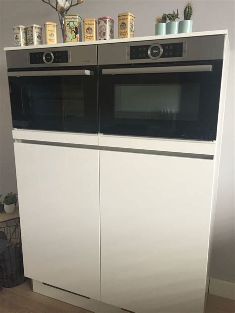 Voorbeeld van een keukenopstelling met een magnetron en oven in een kolom