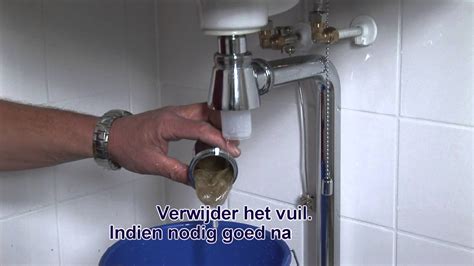 Diagram van de sifon onder een wasbak met pijlen die de reinigingsstappen aangeven