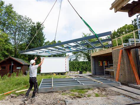 Foto: prefab houtskeletbouw in de fabriek en montage op locatie