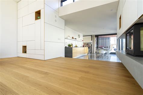 Detail van een eikenhouten vloer met zichtbare nerven en noesten