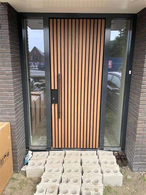 City Line Rijnsburg voordeur afbeelding: twee glasopeningen, massief Merbau, strakke lijnen