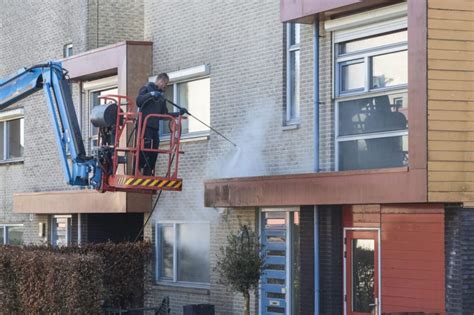 Vergelijkingstabel van zelf reinigen versus professionele gevelreiniging, met focus op technieken, materialen en veiligheid.