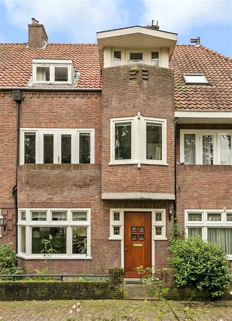 Foto's van jaren 30 kenmerken: erkers, dakranden, metselwerk