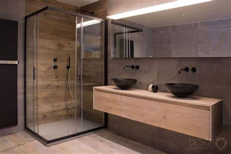 Afbeelding van een moderne zwarte badkamer met matzwarte sanitair en houtlook tegels