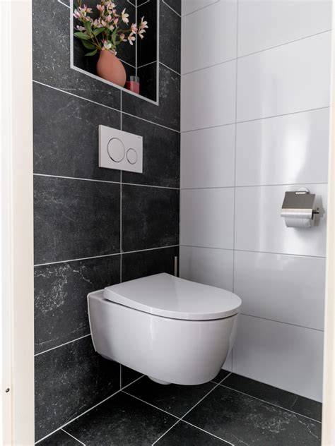 Praktische voorbeelden van zwarte en witte toiletten in vergelijkende setting