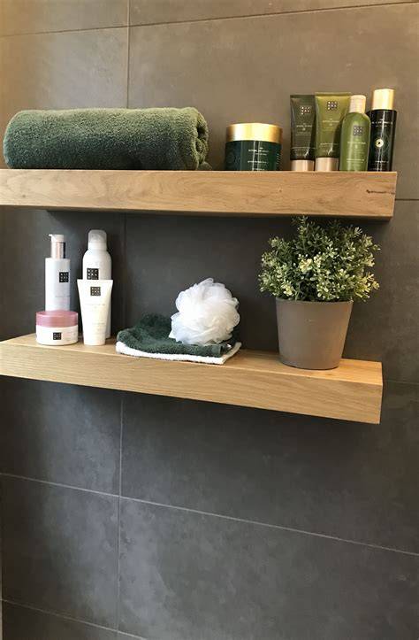 Badkamer inspiratie: zwevende houten plankjes en planten