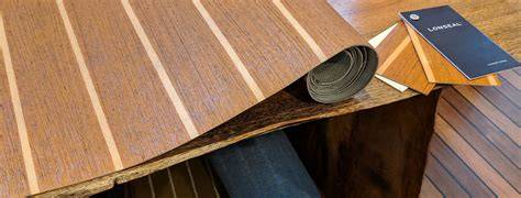 Vergelijking van bootvloermaterialen: houten, PVC teak, vinyl en aluminium
