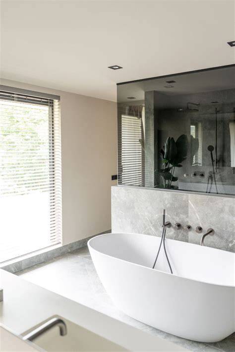 Foto: Luxe badkamer met ligbad en randverlichting