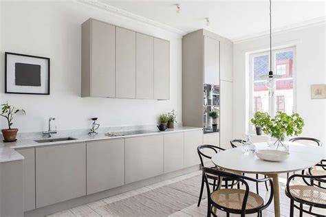 Inrichting voorbeeld: neutrale keuken en lichte ruimtes