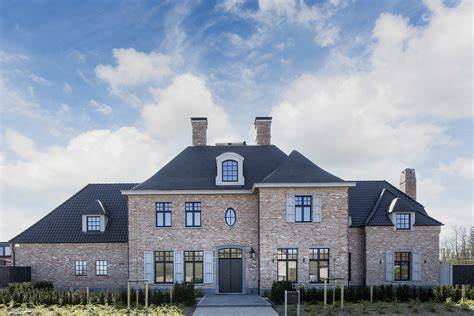 Impressieve vrijstaande villa aan het platte dak met landelijke elementen