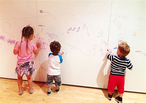 kinderen hebben met stiften op de muur getekend