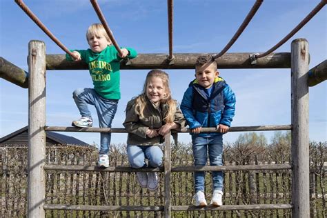 kinderen versieren zichzelf en de omgeving met make-up