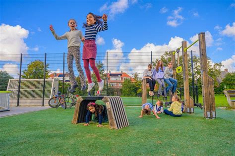 kinderen spelen vrolijk buiten