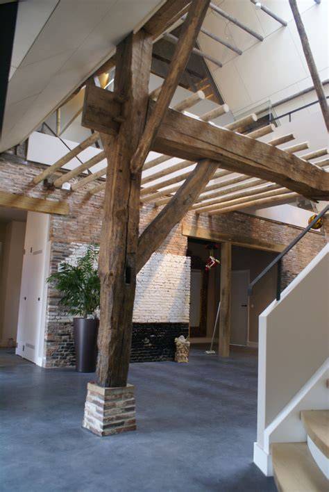 Traditioneel Spaans interieur met houten balken en aardetinten