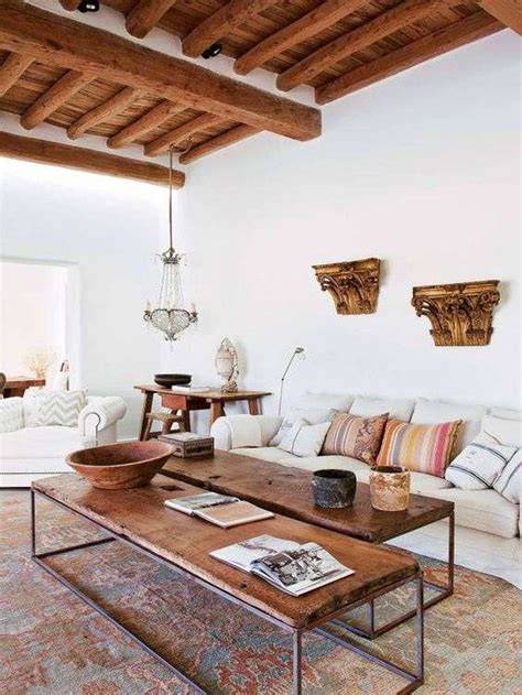 Spaans interieur met mediterrane kleuren en houten balken