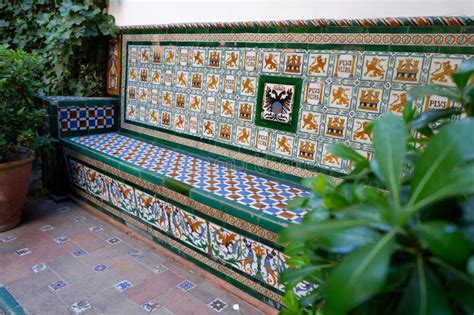 Spaanse patio met fonteintje en keramische tegels