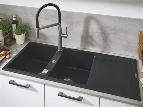 kleurcombinaties voor een witte keuken met zwarte spoelbak en diverse tegelvoorbeelden