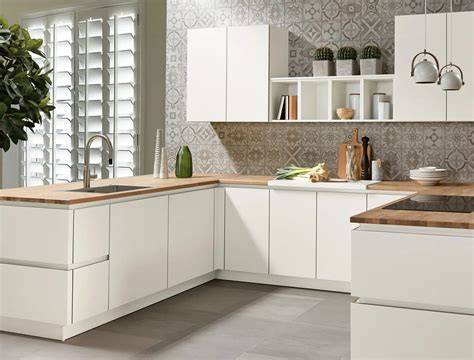 showroom met tegelvoorbeelden en combinaties voor witte keukens