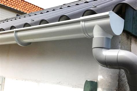 Illustratie van een dakgoot die regenwater opvangt en afvoert naar een regenpijp.