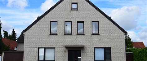 Illustratie van een huis met een kabelgoot aan de gevel