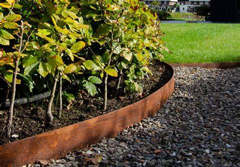 Voorbeeldafbeelding: cortenstaal borderrand in tuin