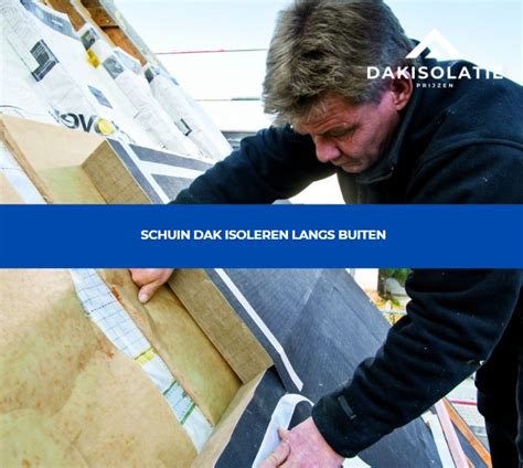 Detail van het aanbrengen van isolatiemateriaal tussen de dakbalken, met nadruk op de correcte plaatsing van de dampremmende folie.