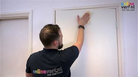 Visualisatie van de juiste volgorde voor het schilderen van een deur met panelen