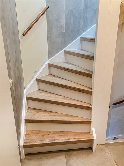 Overzicht van verschillende HPL-traprenovatieproducten zoals overzettreden, stootborden en afwerkstrips