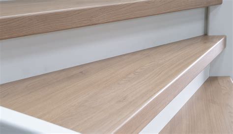 Gedetailleerde illustratie van het aanbrengen van overzettreden en stootborden met montagekit