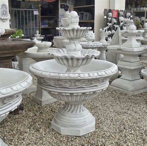 Een betonnen fontein in een tuinsetting