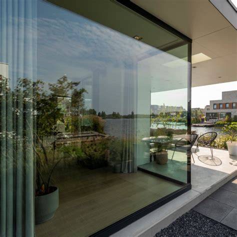 Zonwerend glas in een living en kantooromgeving